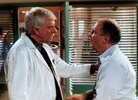 Diagnose: Mord – Dr. Mark Sloan (Dick Van Dyke, l.) leistet dem Chirurgen Ray Huxley (Nicholas Pryor, r.), einem alten Freund, der einen Herzinfarkt erlitten hat, erste Hilfe.