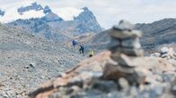 Spuren verlorener Städte mit Albert Lin – Peru - Albert Lin fährt durch die prächtigen Anden auf dem Weg zu einem tropischen Gletscher auf der Suche nach Aufzeichnungen über alte Klimazonen, die im Gletschereis festgehalten wurden. (Kredit: National Geographic)