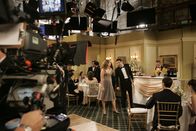 How I Met Your Mother – Hinter den Kulissen: Josh Radnor alias Ted (r.) und Ashley Williams alias Victoria (l.) bereiten sich auf ihre Szene vor ...