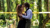 Lisa Frankenstein – l-r: Lisa (Kathryn Newton), Die Kreatur (Cole Sprouse)