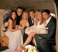 Friends – (10. Staffel) - Wahre Freunde: Ross (David Schwimmer, r.), Joey (Matt LeBlanc, 2.v.l.), Phoebe (Lisa Kudrow, 3.v.l.), Monica (Courteney Cox, l.), Rachel (Jennifer Aniston, 2.v.r.) und Chandler (Matthew Perry, 3.v.r.) ...