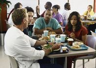 Scrubs - Die Anfänger – Dr. Cox (John C. McGinley, l.) ist äußerst beunruhigt, denn er findet einen Patienten sympathisch. Turk (Donald Faison, 2.v.r.), Carla (Judy Reyes, r.) und J.D. (Zach Braff, 2.v.l.) können es nicht fassen ...