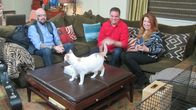 Der Katzenflüsterer – Jackson Galaxy, Phil Sandy and the cat inside their home.