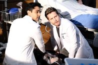 Atlanta Medical – Dr. Devon Pravesh (Manish Dayal, l.); Dr. Conrad Hawkins (Matt Czuchry, r.)