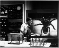 Tarantula – Um dem Hunger in der Welt endgültig ein Ende zu setzen, arbeitet Biologe Professor Gerald Deemer (Leo G. Carroll) an einem gefährlichen Experiment. Er will essbare Nutztiere schneller wachsen lassen und testet deshalb an allerhand Tierarten einen Wachstumsbeschleuniger. Mit fatalen Folgen ...