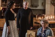 Father Brown – Bunty (Emer Kenny, l.) und Father Brown (Mark Williams, 2.v.l.) trösten die enttäuschte Mrs McCarthy (Sorcha Cusack, r.).