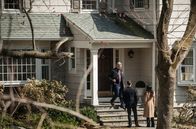 Elementary – Holmes (Jonny Lee Miller, M.), Watson (Lucy Liu, r.) und Captain Gregson (Aidan Quinn, l.) ermitteln in einem Fall, bei dem zwei Männer sich scheinbar gegenseitig erschossen haben. Bald stellt sich jedoch heraus, dass es sich hier um einen Doppelmord handelt ...