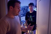 neoriginal: Like a Loser – Julian (Ben Münchow, l.) ist in Erklärungsnot. Wie kann er Ernst (Diyar Ilhan, r.) glaubhaft verkaufen, dass sein Kuss mit dessen Schwarm Lea ein Missverständnis war?