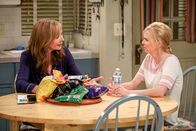 Mom – Bonnie (Allison Janney, l.); Christy (Anna Faris, r.)