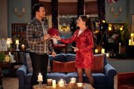 Call Me Kat – Max (Cheyenne Jackson, l.); Kat (Mayim Bialik, r.)