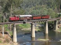 Mit dem Zug ... (ARD-alpha) – Quert den Thomson River: die Walhalla Goldfields Railway.