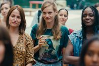 Hartes Pflaster – Engagement mit Herz (vorne, v.li.): Marie Gillain als Gabrielle Favre, Noémie Schmidt als Anaïs Joly, Assa Sylla als Kadi Keïta