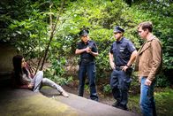 Notruf Hafenkante – Claudia (Janette Rauch, 2.v.l.) und Tarik (Serhat Cokgezen, 2.v.r.) müssen sich erst eine Überblick verschaffen, wer Olivia (Tania Feurich, l.) überfallen hat. Offensichtlich kam Adrian (Niklas Kohrt, r.) zu ihrer Rettung.