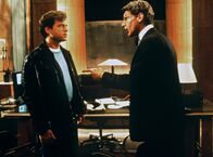 Sabrina – Linus (Harrison Ford, re.) und sein kleiner Bruder David (Greg Kinnear) sind in die selbe Frau verliebt.