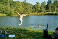 neoriginal: Like a Loser – Anna (Kayla Shyx, l.) stürzt sich lachend in den See, während Ernst (Diyar Ilhan, r.) bereits im Wasser wartet – ein Moment voller jugendlicher Leichtigkeit.