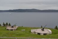 Mysteriöse Inseln – Küstenverteidigungskanonen auf Bell Island, Kanada. MYSTERIOUS ISLANDS nimmt die Zuschauer mit auf eine unvergessliche Entdeckungsreise zu den außergewöhnlichsten und rätselhaftesten Inseln der Welt. (Kredit: Small Town Canada/Shandi Pace)