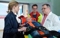 In aller Freundschaft – Der achtjährige Benno Arnold (Jimmy Gutzeit, liegend) wollte testen, ob er fliegen kann und ist von einem hohen Dach gesprungen. Notarzt Dr. Daniel Lorenz (Markus Neumann, 2.v.re.) liefert ihn in die Sachsenklinik ein. Bennos Mutter Manja (Teresa Weißbach, li.) ist vor Hans-Peter Brenner (Michael Trischan, re.) in Erklärungsnöten, wie das Kind unbeaufsichtigt auf das Dach kommt.