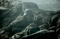 Babylon Berlin – Rückblende: Gereon Rath (Volker Bruch, li.) holen seine Kriegserinnerungen immer wieder ein