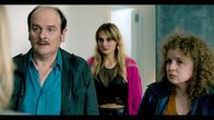 Sacha – Sacha (Vanille Lehmann, Mi.), Patrick (Roland Vouilloz) und seine Tochter Elodie (Sarah Calcine, re.) finden sich alle bei einem Familienessen wieder. Anne Dupraz (Sophie Broustal, li.) spricht ihren Bruder auf die Vergangenheit an.