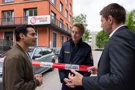 Die Rosenheim-Cops – Polizeihauptmeister Mohr (Max Müller, M.) teilt erste Erkenntnisse zum Mord am Besitzer der Neumüller Studios mit den Kommissaren Kaya (Baran Hêvî, l.) und Hansen (Igor Jeftić, r.).