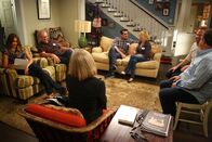 Modern Family – L-R: Gloria Delgado-Pritchett (Sofía Vergara), Jay Pritchett (Ed O'Neill), Dr. Debra Radcliffe (Catherine O'Hara), Phil Dunphy (Ty Burrell), Claire Dunphy (Julie Bowen), Mitchell Pritchett (Jesse Tyler Ferguson) und Cameron Tucker (Eric Stonestreet)