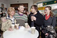 Verliebt in Berlin – Lisa (Alexandra Neldel, l.) ist froh, die Unterstützung ihrer Freunde Jürgen (Oliver Bokern, 2.v.l.), Bruno (Tim Sander, 2.v.r.) und Hannah (Laura Osswald, r.) zu haben. (Dieses Foto von Alexandra Neldel darf nur in Zusammenhang mit der Berichterstattung über die Serie "Verliebt in Berlin" veröffentlicht und verbreitet werden.)