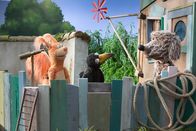 Rudis Rasselbande – Ohne das Geheimwort lässt Buffo (Ulli Voland) keinen mehr ins Baumhaus. Sogar Rudi (Lennart Morgenstern) und Ella (Anna Menzel) sind ausgesperrt.
