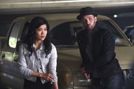 Scorpion – Ein todbringender Virus hält Happy (Jadyn Wong, l.) und Toby (Eddie Kaye Thomas, r.) auf Trab ...