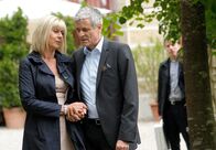 Sturm der Liebe – Martin (David Paryla, r.) wundert sich über die noble Geste seines Vaters Friedrich (Dietrich Adam, M.), der Charlottes (Mona Seefried, l.) Stiftung mit einer großzügigen Spende unterstützen will.