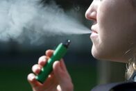Puls – Puls Vapen – Einstiegsdroge oder Ausstiegshilfe? Vapen ist bei immer mehr Jugendlichen im Trend Copyright: SRF