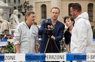 Tatort – Karow (Mark Waschke) und Rubin (Meret Becker) mit den Kollegen der Spurensicherung