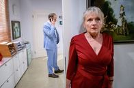 Sturm der Liebe – Nachdem Helene (Sabine Werner, r.) fast von Markus (Timo Ben Schöfer, l.) entdeckt wurde, kann sie aus dem Büro schleichen.