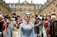 Marie Antoinette – Marie-Antoinette (Kirsten Dunst, M.) trifft am französischen Königshof ein ...