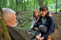 Alles Klara – Klaras (Wolke Hegenbarth, 2.v.r.) Freundin Kati (Sophie Lutz, r.) macht einen schrecklichen Fund: Ihr Onkel Werner (Komparse, l.) sitzt mit einem Messer in der Brust, an einen Baum gelehnt.