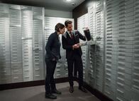 Private Banking – Hausführung: Kundenberater Marco Antonelli (Marc Benjamin) zeigt Caroline Pfister (Stephanie Japp) den Tresorraum.