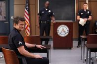 The Rookie – Officer John Nolan (Nathan Fillion, l.) wird von seinen Kollegen als neuer Ausbilder auf der Dienststelle begrüßt.
