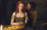 Das Parfum - Die Geschichte eines Mörders – Jean-Baptiste Grenouille (Ben Whishaw) beobachtet das Pflaumenmädchen (Karoline Herfurth) beim Schälen von Mirabellen. Dabei nähert er sich ihr, um ihren einzigartigen Duft einzufangen.