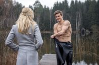 Sturm der Liebe – Alicia (Larissa Marolt, l.) ist nicht begeistert, dass Paul (Sandro Kirtzel, r.) die Ausbildung im Restaurant für sein Schwimmtraining vernachlässigt.