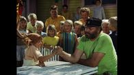 Astrid Lindgren:: Pippi Langstrumpf – Vor allen Kindern und den Matrosen besiegt Pippi Langstrumpf (Inger Nilsson) ihren auch nicht gerade schwachen Vater (Beppe Wolgers) beim Armdrücken.