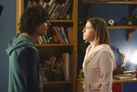 The Middle – Axl (Charlie McDermott, l.); Sue (Eden Sher, r.)