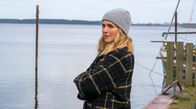 Im Netz der Gier – Anna Grawe (Tanja Wedhorn) lässt ihren Blick schweifen.