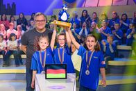 1, 2 oder 3 – Ein erfolgreicher Tag bei "1, 2 oder 3": Das blaue Rateteam aus Winhöring/Deutschland kann den begehrten Piet-Flosse-Pokal in die Höhe strecken!