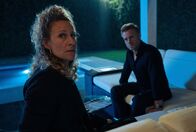 Tatort – Ira Klasnić (Alessija Lause, l) sitzt mit Lorik Duka (Kasem Hoxha, r) zusammen.