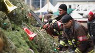 Chicago Fire – Ein umgestürzter Weihnachtsbaum wird zerlegt, l-r: Taylor Kinney als Kelly Severide, Joe Minoso als Joe Cruz