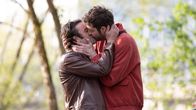 neoriginal: Ready.Daddy.Go! – Michel (Fridolin Sandmeyer, r.) und Dirk (Florian Jahr, l.) sind guter Dinge. In Sachen Adoption geht es für das Paar voran.