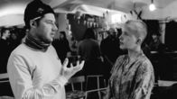 Streetphilosophy – Aktmodell El gibt sich den Blicken und dem Urteil der Zeichnenden ungeschützt preis. Liegt Schönheit allein im Auge des Betrachters?