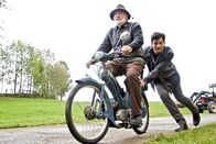 Das Wunder von Merching – Der Journalist Hannes Wenisch (Torben Liebrecht, rechts) gibt dem alten Quirin Fenzl (Fred Stillkrauth) Starthilfe.