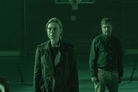 Cryptid – Axel (Johan Hedenberg) und Petra (Angelina Håkansson) stecken unter einer Decke.