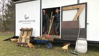 Iss besser! - Tariks wilde Küche – Ausmisten für's Hühnerglück - Tarik packt bei Lars natürlich mit an.