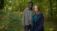 Angela Black – Ed Two (Samuel Adewunmi) und Angela (Joanne Froggatt).